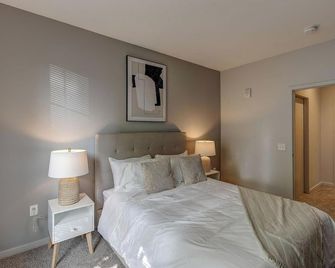 Landing at Broadway Station - 1 Bedroom in Downtown Grove City - Grove City - Bedroom