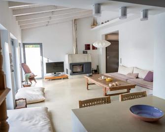 Beach Villa Next To The Waves! - Istiaía - Living room