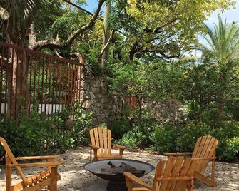 Beautifully Appointed Cottage Nestled In Upscale Grove Neighborhood - Miami - Patio