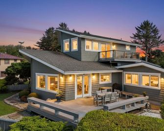 del Playa: Luxurious Craftsman Beachfront Home - Crescent City - Edificio