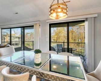 Stunning Pool View Condo at Abbey Villa |Gas Fireplace |Deck |Walk to Beach & Restaurants - Fontana-On-Geneva Lake - Comedor