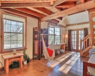 Cozy Cabin in the Woods By Ashokan Reservoir - Stone Ridge - Living room