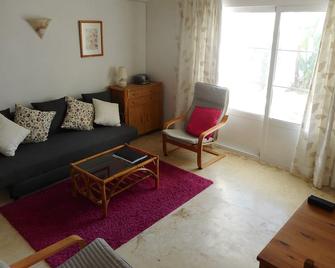 Charming Garden Apartment in Pueblo style resort - Estepona - Olohuone