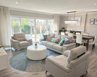 Disneyland Paradise 6 Bedroom 4 Bathroom Pool Spa Games - Anaheim - Lounge