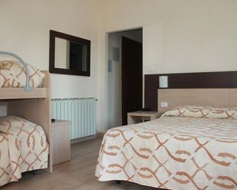 Hotel Virginia - Marina di Massa - Bedroom