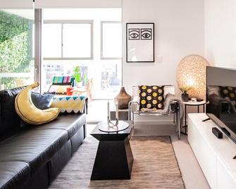 Funky Apartment In Northbridge, Central+free Wifi & Parking - Perth - Living room