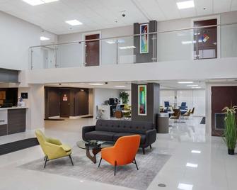 hom hotel + suites, Trademark Collection by Wyndham - Gainesville - Lobby