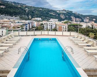 Grand Hotel Cesare Augusto - סורנטו - בריכה