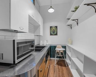 Spacious Charming Home / Abodebucks - St. Louis - Phòng bếp