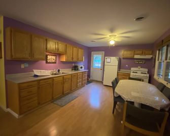 Quiet retreat in the woods, separate dwellings, perfect for gatherings! - Caneadea