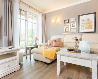 exclusive holiday home on Rügen, near the beach, family vacations on the Baltic Sea. - Middelhagen - Вітальня