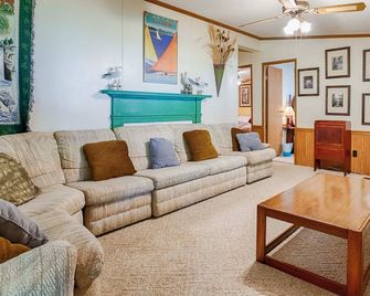Lucky Stone Cottage - Quality Affordable Cayuga Lake Vacation - Interlaken - Living room