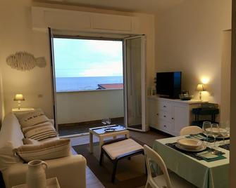 House facing the sea - Fiumicino - Living room