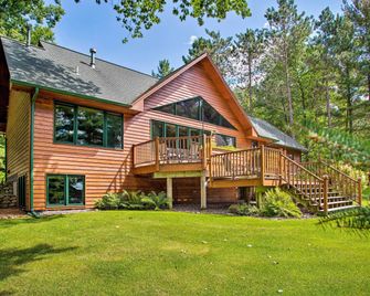 Private Retreat w/ Dock on Middle Eau Claire Lake! - Solon Springs - Edificio
