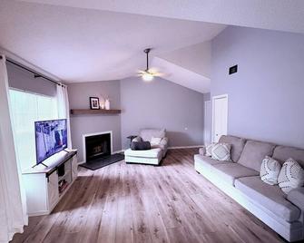 Cozy 2-bedroom condo in lovely North Charleston with WiFi, AC, Fireplace. - Charleston - Wohnzimmer
