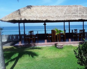 Temple Cafe & Seaside Cottages - Manggis - Patio