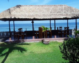 Temple Cafe & Seaside Cottages - Manggis - פטיו