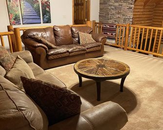 Spacious Mountain Cabin with Magnificent Views & Hot tub - Brian Head - Living room