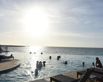 Ocean View , steps from the private beach 2 Bedroom Condo Up to 6 guests - Bailey Town - Piscina