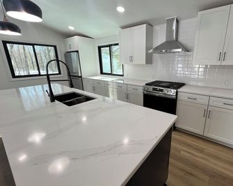Newly remodeled Lakefront 4-bedroom house with AC and WiFi in Iron Mountain - Iron Mountain - Cucina