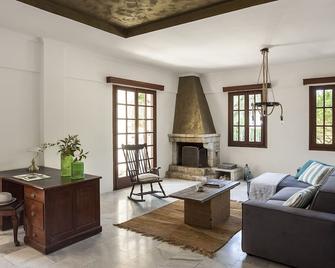 Luxurious Oitylon Traditional Tower By Olive Rentals Villas - Oitylo - Living room