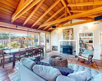 Surf-side monthly rental with ocean views, beach access & private hot tub - Carmel-by-the-Sea - Living room