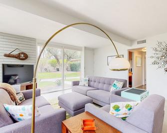 Well-designed & modern villa with patios, pool & hot tub - walk to downtown - Palm Springs - Ruang tamu
