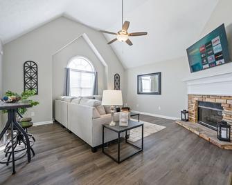 Plan A Trip To The Lake In This Open Air Cozy Home - Adairsville - Living room