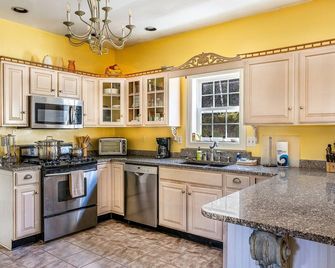 Spacious Seven Peaks Ridge Quiet Side Hot Tub, Pet Friendly, Fire Pit & Deck - Southwest Harbor - Keuken