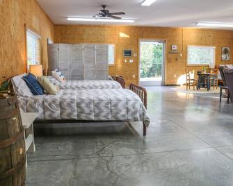 D&F Farmhouse, 1500 sq. ft., Parking for boats/trailers, close to marinas /lake - Somerset - Bedroom