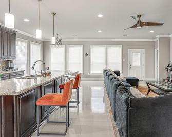 Arabi Home with Deck 7 Mi to Downtown New Orleans! - Arabi - Living room