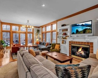 Ellicottville Treetop Retreat: All seasons Ellicottville Chalet - Ellicottville - Salon