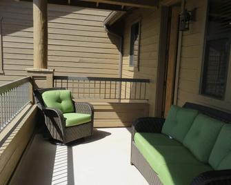 Beautiful views & year round get away: hike/dish/swim/ski/dine/relax - Show Low - Balkon