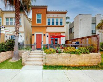668 N Cleveland St - Oceanside - Building