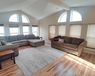 Riverfront Home In Beautiful Orchard - Cashmere - Living room