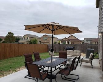 Spacious 2 Story Corner Home (Lackland Afb Bmt) - San Antonio - Patio