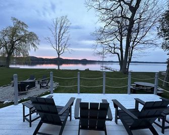 Pure Pentwater Cottage: lake-front; fully updated; sleeps 8. - Pentwater - Patio
