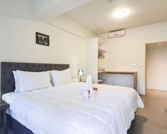 Ramada Suites By Wyndham Seafront Coral Coast - Korotogo - Bedroom