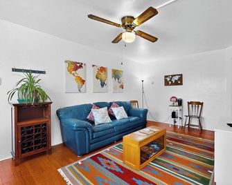 New- 2 Bed/1 Bath Near Unm/Va/State Fair/Kirtland - 앨버커키 - 거실