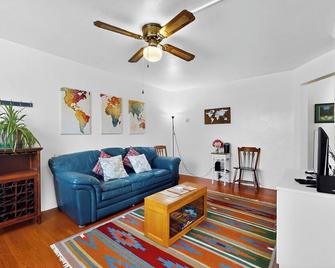 New- 2 Bed/1 Bath Near Unm/Va/State Fair/Kirtland - אלבקורקי - סלון