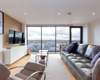 Riverview Apartments - Glasgow - Living room