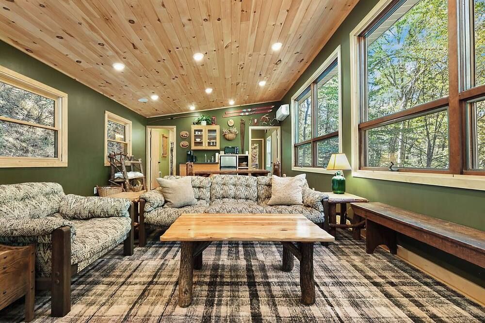 Hungry Hollow Hideaway - Luxury Cabin on Private Acreage