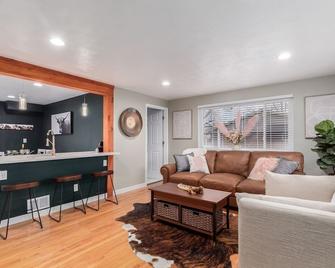 New! Fully Beautiful Remodeled Sophisticated and Modern, 3-bedroom House. - Centennial - Wohnzimmer