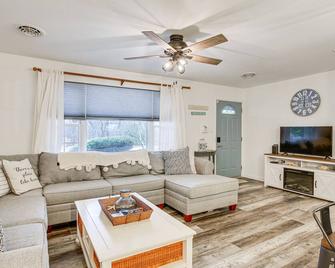 Cape May Home w/ Deck ~ 2 Mi to Beach! - Rio Grande - Huiskamer