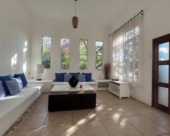 Disfruta Puerto Escondido, el Surf, las Olas y la Playa en Punta Zicatela! - Puerto Escondido - Wohnzimmer