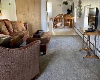Long Acre Farm - Quiet Setting in a Central Location - Palmyra - Living room