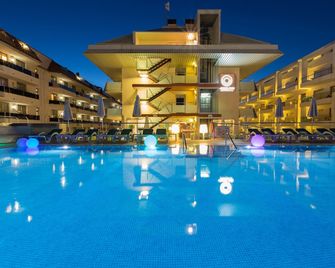 أبارت هوتل أوديسيا بارك - سانتا سوسانا - حوض السباحة