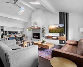 Midcentury-modern, eclectic,Open Concept,3bedrooms - Dallas - Sala de estar