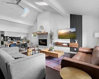 Midcentury-modern, eclectic,Open Concept,3bedrooms - דאלאס - סלון