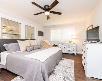 Historic Charm w/ Game Room and King Bed - Perry - Bedroom